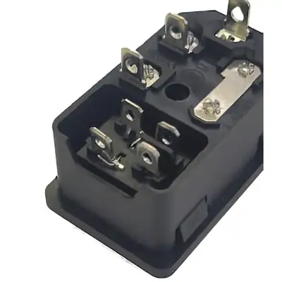 Vista lateral de Ficha C14 Macho Tipo Interlock A Chasis Con Interruptor Y Portafusible