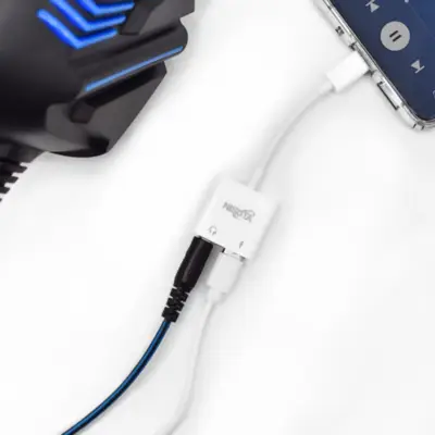 Detalles accesorios de Adaptador Audio Usb-C Macho a Auricular Miniplug Hembra + Usb-C P/Carga Nisuta