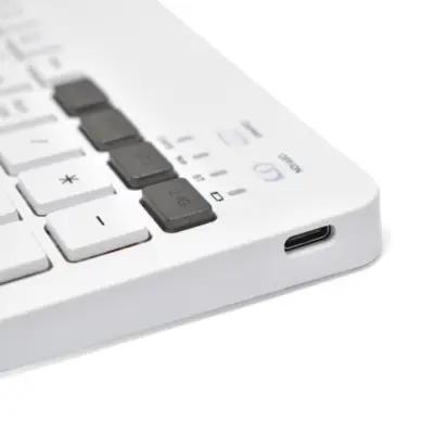 Vista lateral de Kit Teclado Nisuta Inalambrico + Bluetooth Compacto Espanol Blanco Recargable