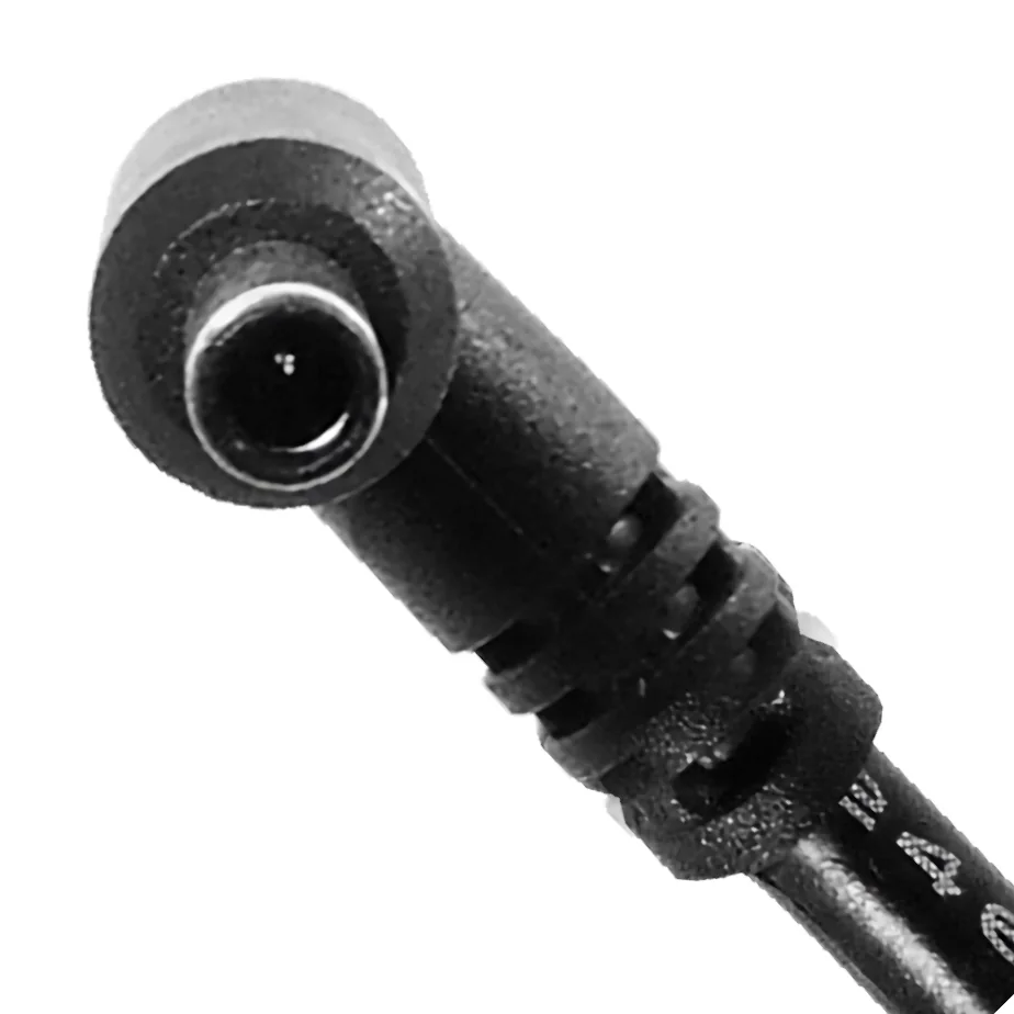 Vista lateral de Fuente 19 V 3,42 A Ficha 4,5 x 3,0 mm C/Pin Interior Belsic 24145 Cargador P/Notebook